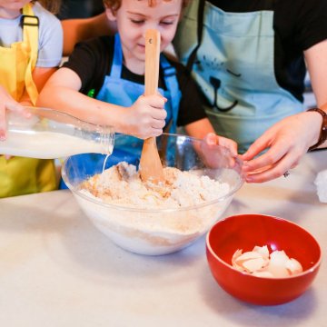 10 motive pentru care gătitul împreună este benefic pentru copii