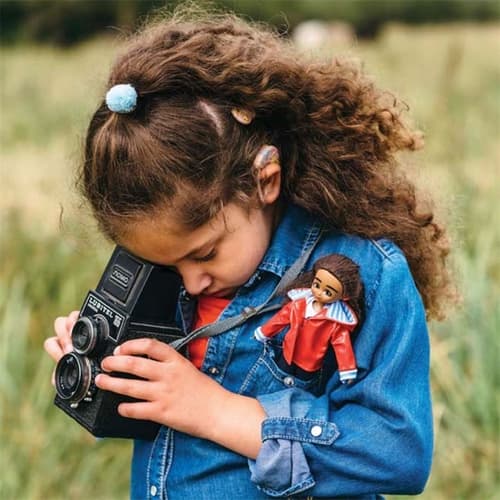 Fotograf bábiky Lottie s načúvacím prístrojom