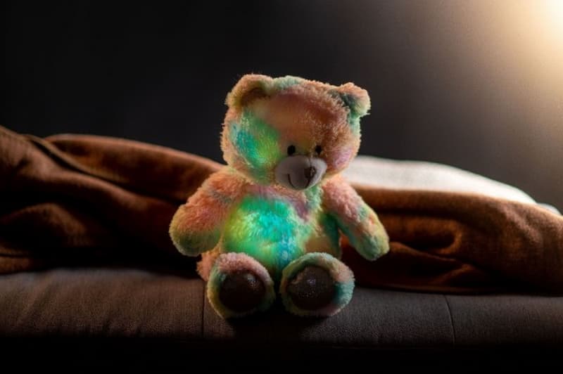 Snílek medvěd duhový plyš 40cm na baterie se světlem se zvukem v sáčku