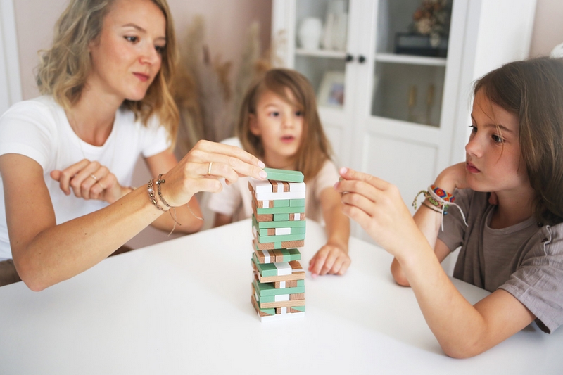 Złota edycja wieży Jenga na małych nóżkach