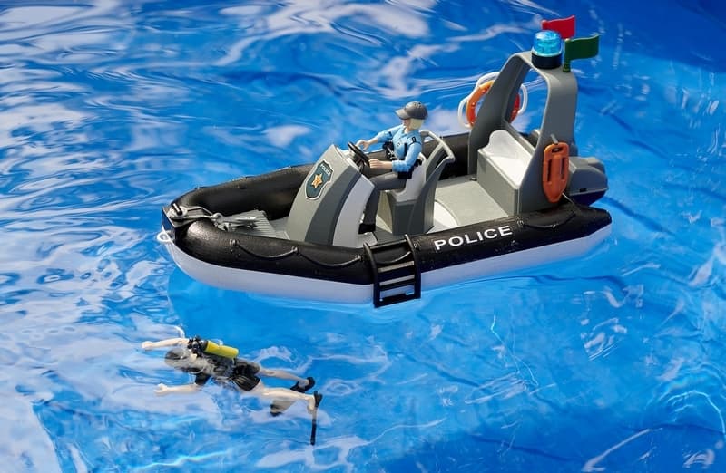 Bruder 2507 RAM Police cu barcă și 2 figurine