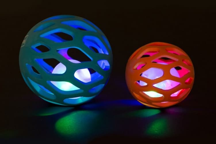 Karlie Gumová mřížkovaná koule s LED světlem uvnitř 8,3cm oranžová