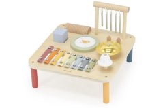 Fából készült asztal hangszerekkel