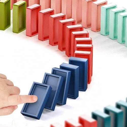 Błyszcząca lokomotywa, niebieski pociąg domino