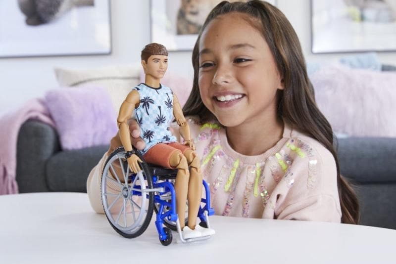 Barbie model Ken na invalidním vozíku