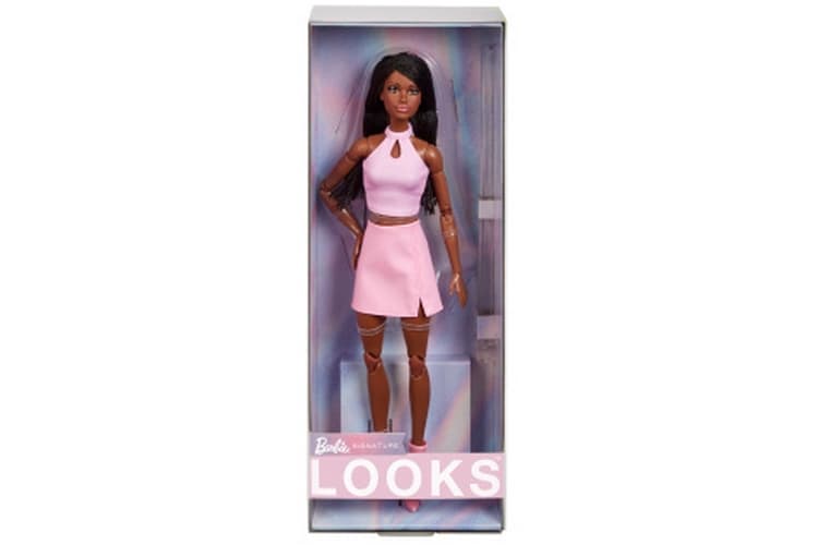 Barbie avec tresses en tenue rose HRM13