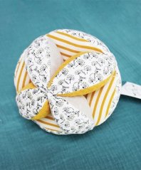 Doudou textilă activă minge cu zornăitor albină 15 cm