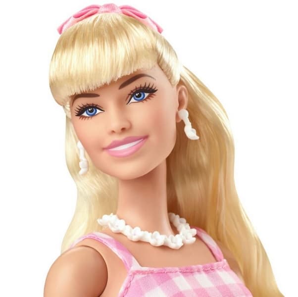 Barbie® V IKONICKÉM FILMOVÉM OUTFITU – v růžových ginghamových šatech