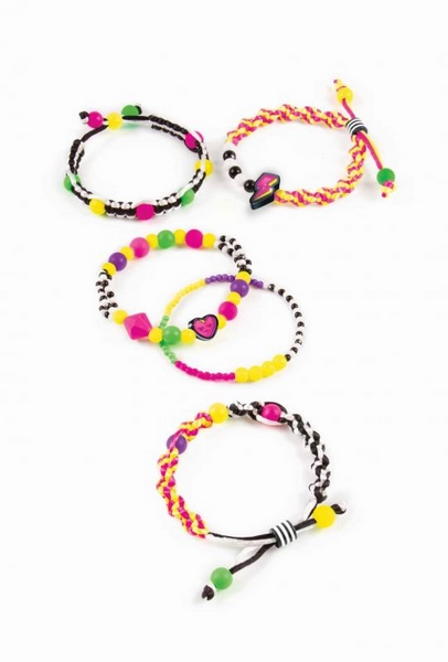 Fabbricazione di braccialetti al neon