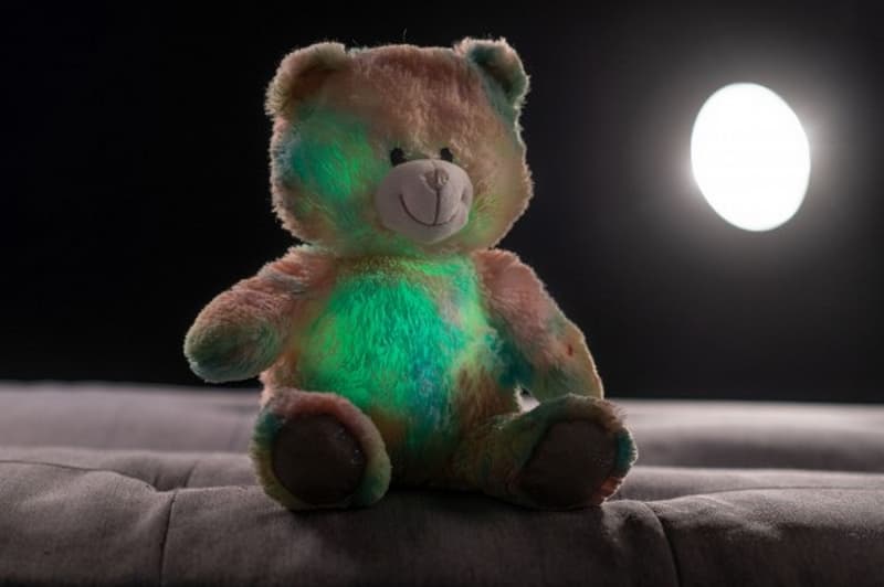 Ursuleț de pluș curcubeu de 40 cm cu baterii, cu lumină și sunet, într-o pungă