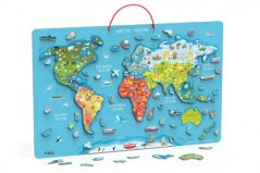 Drewniana mapa świata z tablicą