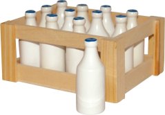 Petite caisse à pieds avec 12 verres de lait