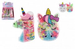 Cuentas de plástico de colores en caja de plástico con forma de cabeza de unicornio