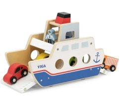 Bateau en bois avec voitures