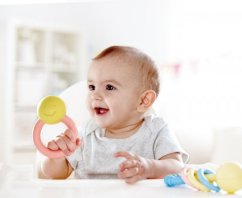 Hape ECO BABY - Chrastítko prstýnek