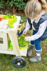 Cuisine d'extérieur en bois pour petits pieds