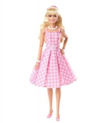 Barbie® V IKONICKÉM FILMOVÉM OUTFITU – v růžových ginghamových šatech