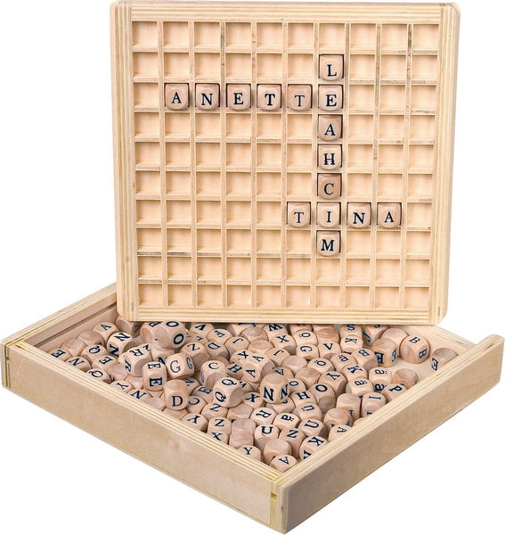 Drewniana gra Scrabble z małymi stopami