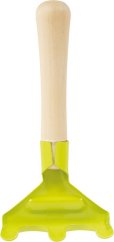 Petit rein de pied avec des outils de jardinage