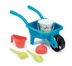 Brouette de jardin avec théière, seau et accessoires.