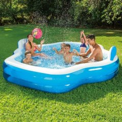 Élégante piscine familiale avec sièges