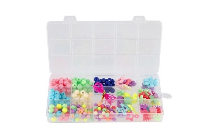 Perles de couleur en plastique avec ficelle dans une boîte en plastique