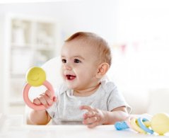 Hape ECO BABY - Chrastítko prstýnek