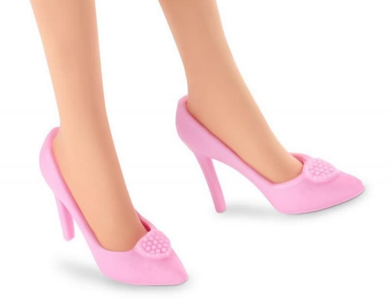 Barbie® V IKONICKÉM FILMOVÉM OUTFITU – v růžových ginghamových šatech