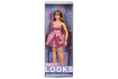 Barbie vyzerá ako brunetka v ružových mini šatách HRM16