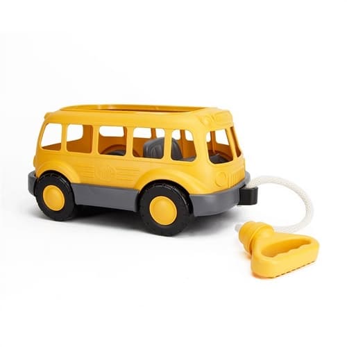 Zelené hračky ťahajúce školský autobus