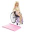Barbie modelka na invalidním vozíku v kostkovaném overalu