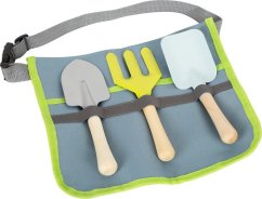 Petit rein de pied avec des outils de jardinage