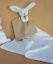 Doudou Happy Rabbit ajándék szett egy sállal és egy bézs színű hálóinggel