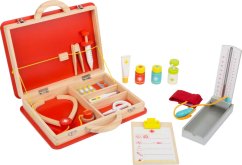 Petit ensemble de secours pour les pieds dans une valise