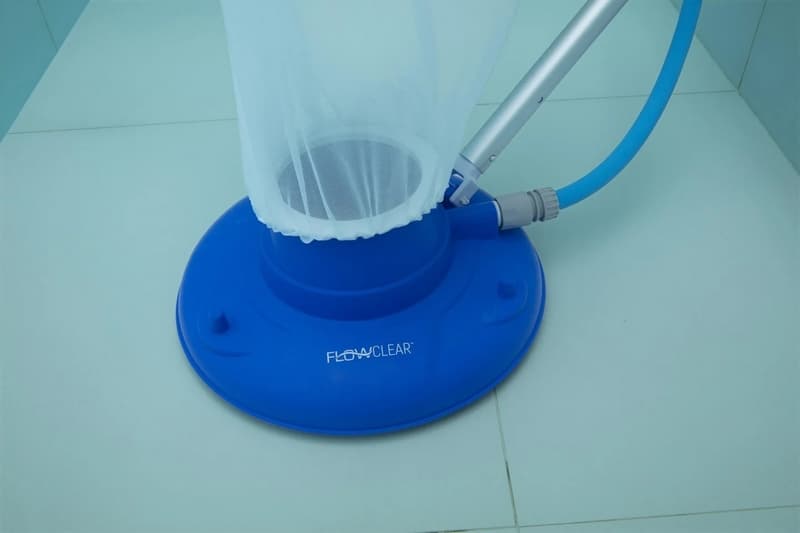 Flowclear AquaSuction medenceporszívó porszívó