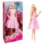 Barbie® V IKONICKÉM FILMOVÉM OUTFITU – v růžových ginghamových šatech