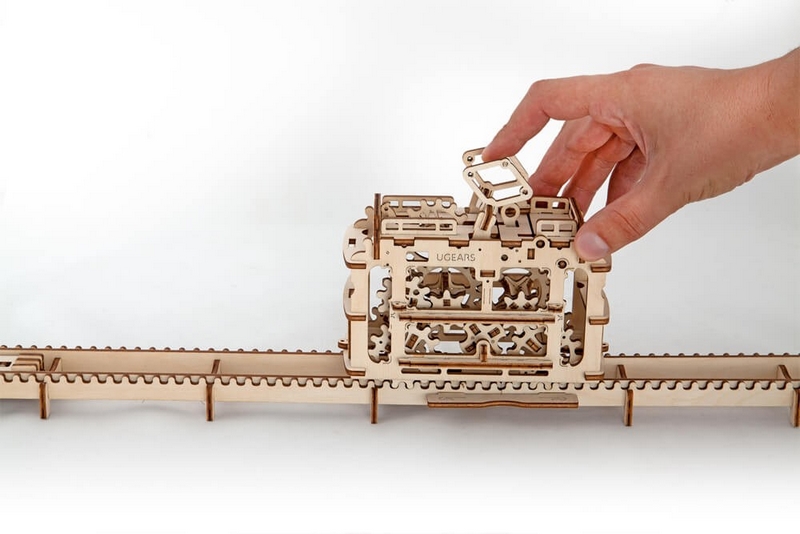 Puzzle mecánico de madera Ugears 3D con pista de aterrizaje