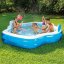 Élégante piscine familiale avec sièges