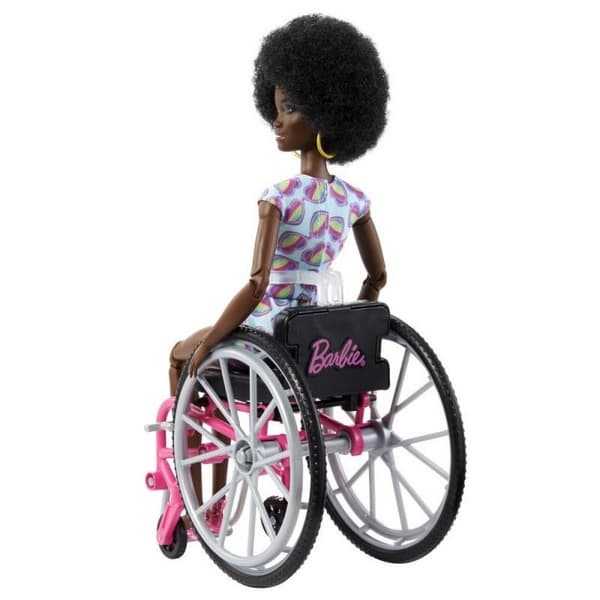 Barbie modelka na invalidním vozíku v overalu se srdíčky