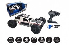 Biele RC auto odfukuje paru