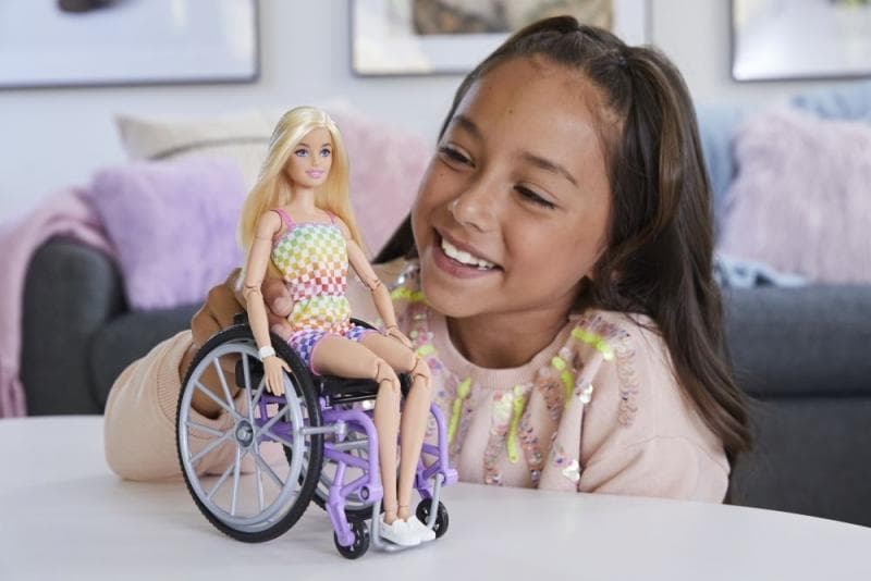 Barbie modelka na invalidním vozíku v kostkovaném overalu