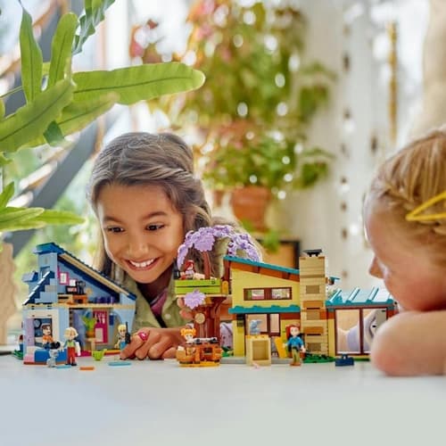 LEGO® Friends (42620) Rodinné domčeky Ollyho a Paisleyho