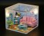 2Kids Toys miniatura domečku Slunný obývací pokoj