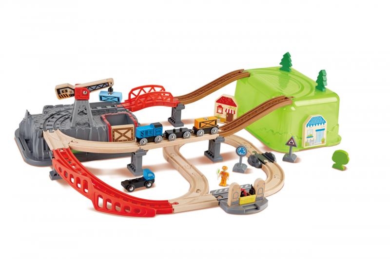 Hape Train track cu cutie de joc