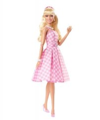 Barbie® V IKONICKÉM FILMOVÉM OUTFITU – v růžových ginghamových šatech